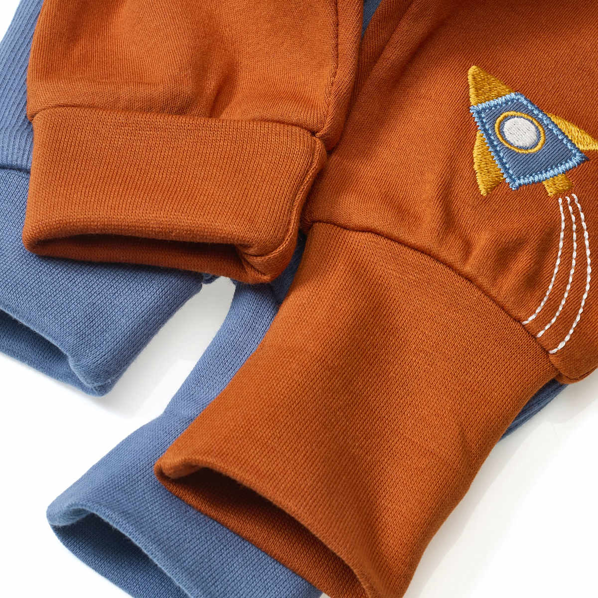 ALANA Hose mit Raketen-Motiv, Ripp-Struktur & Mitwachsfunktion, braun + blau, Gr. 56, 1 St