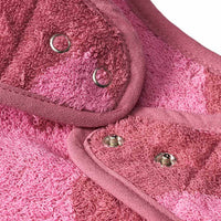 Lätzchen mit Ärmel & Herz-Muster, rosa, 1 St