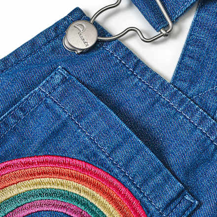 Latzkleid mit Rüschen & Regenbogen-Applikation, blau, Gr. 104, 1 St ALANA