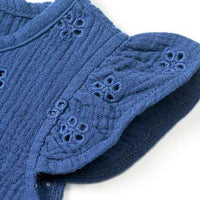 Overall aus Musselin mit Lochstickerei, blau, Gr. 98, 1 St