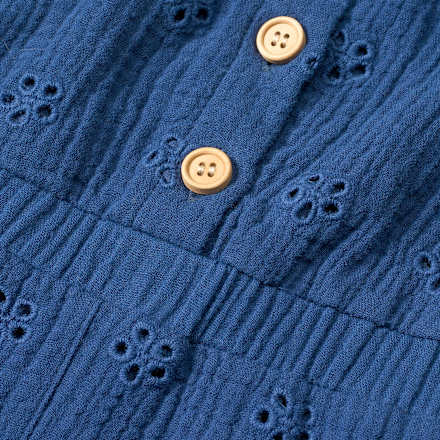 Overall aus Musselin mit Lochstickerei, blau, Gr. 98, 1 St