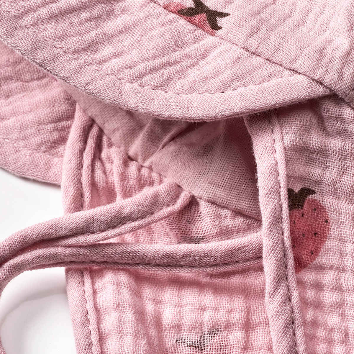 Schirmmütze aus Musselin mit Nackenschutz & Erdbeer-Muster, rosa, Gr. 46/47, 1 St