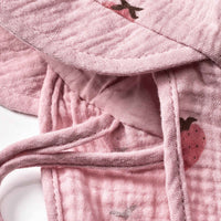 Schirmmütze aus Musselin mit Nackenschutz & Erdbeer-Muster, rosa, Gr. 46/47, 1 St