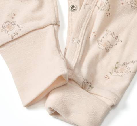 Schlafanzug aus Wolle mit Schaf-Muster, beige, Gr. 50/56, 1 St