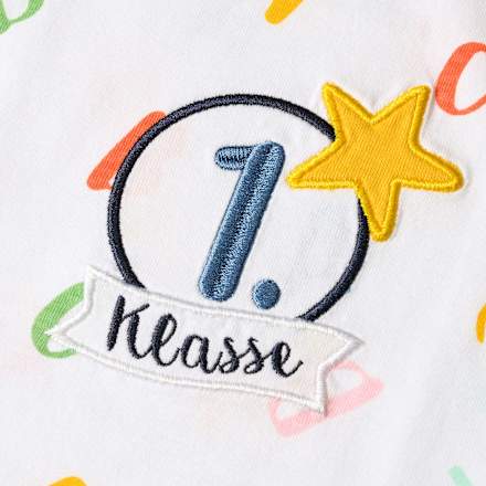 T-Shirt Schulanfang mit "1. Klasse" Patch & ABC-Muster, weiß, Gr. 122, 1 St ALANA