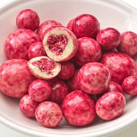 Himbeeren in weißer Beerenschokolade, 85 g