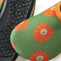 Badeschuhe mit Löwen-Muster, grün + orange, Gr. 25/26, 1 St